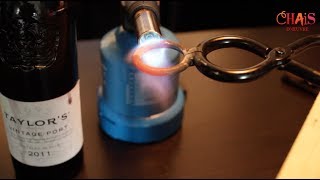 La minute MOF  comment ouvrir une bouteille de vin sans tirebouchon [upl. by Acirehs]