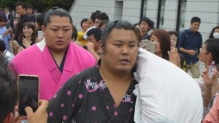 遠藤は大ラス、ざんばら頭の怪物逸ノ城も！十両、幕内力士の場所入り（2014年9月15日 9月場所2日目 Aki Basho 2014 Day 2nd） [upl. by Mellette373]