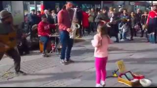 Niña baila Mambo  Lupita  y la gente se vuelve eufórica Barcelona [upl. by Akitahs]