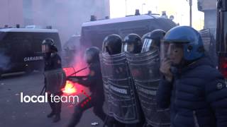 Scontri a Napoli molotov contro i blindati dei carabinieri [upl. by Reinal]