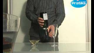 Comment ouvrir une bouteille de champagne secouée [upl. by Hellman]